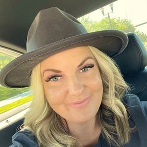 Meet your Posher, Emilee